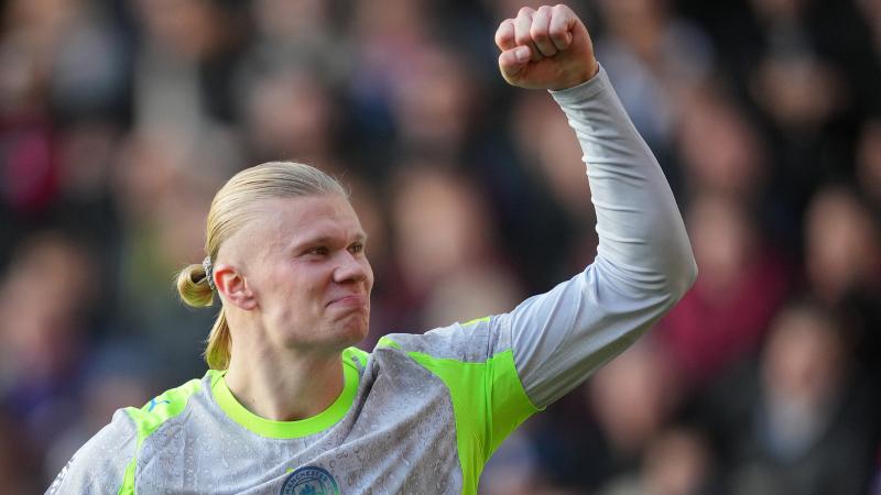 梅西雕像揭幕仪式上，梅西与宝莱坞影星沙鲁克-汗合影（梅西雕像揭幕现场，梅西与宝莱坞巨星沙鲁克·汗同框合影）