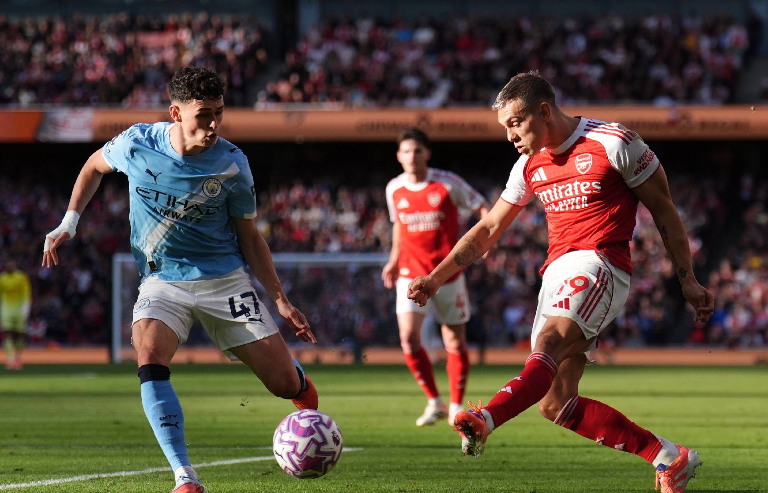 皇家马德里欲砸3000万欧元引进希腊天才穆扎基蒂斯，填补中场空缺（皇马拟斥资3000万欧引进希腊天才穆扎基蒂斯，补强中场）