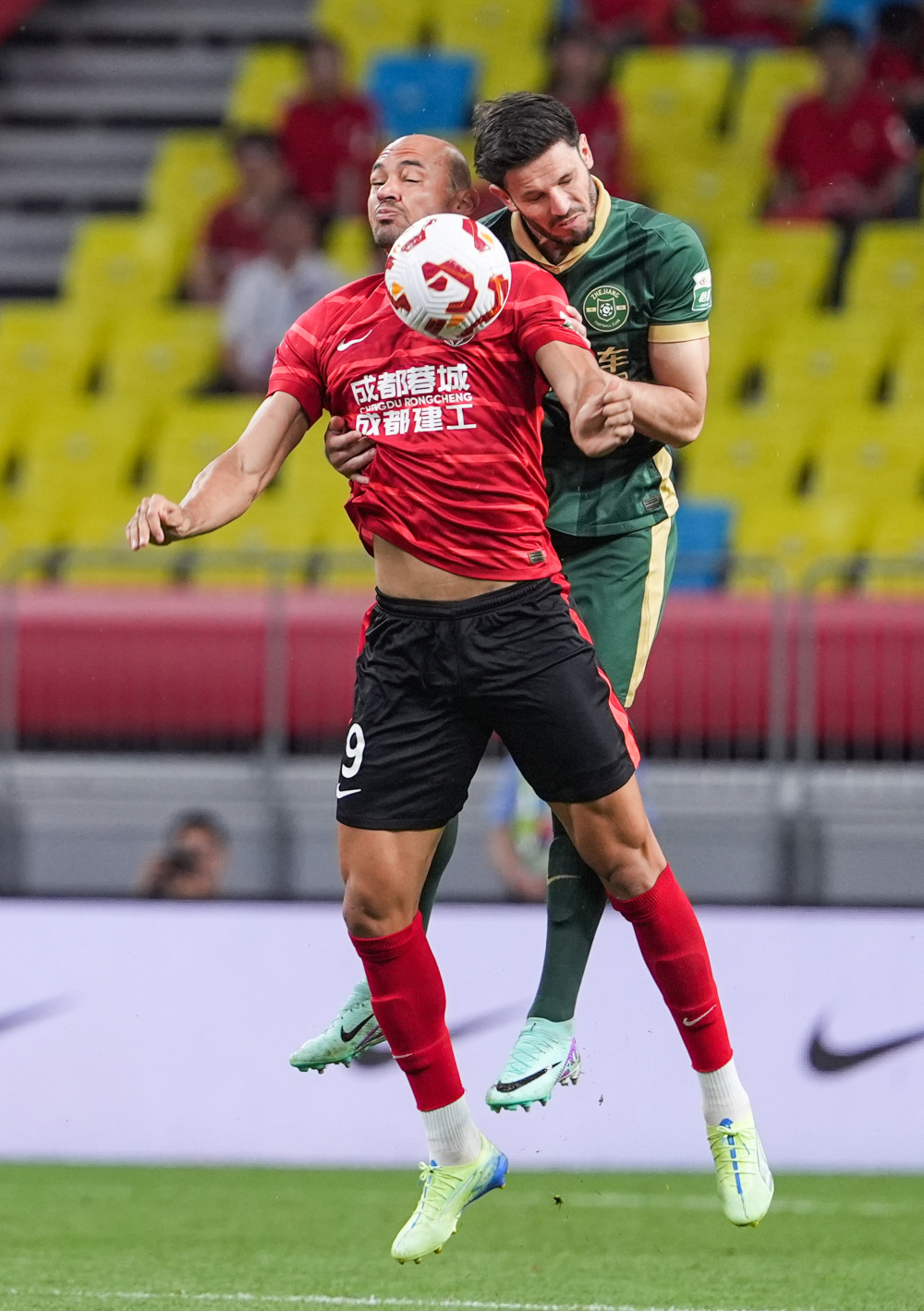 霍芬海姆3-0大胜奥格斯堡，布格尔传射，巴祖马纳-杜尔建功（霍芬海姆3-0零封奥格斯堡：布格尔传射立功，巴祖马纳-杜尔破门）