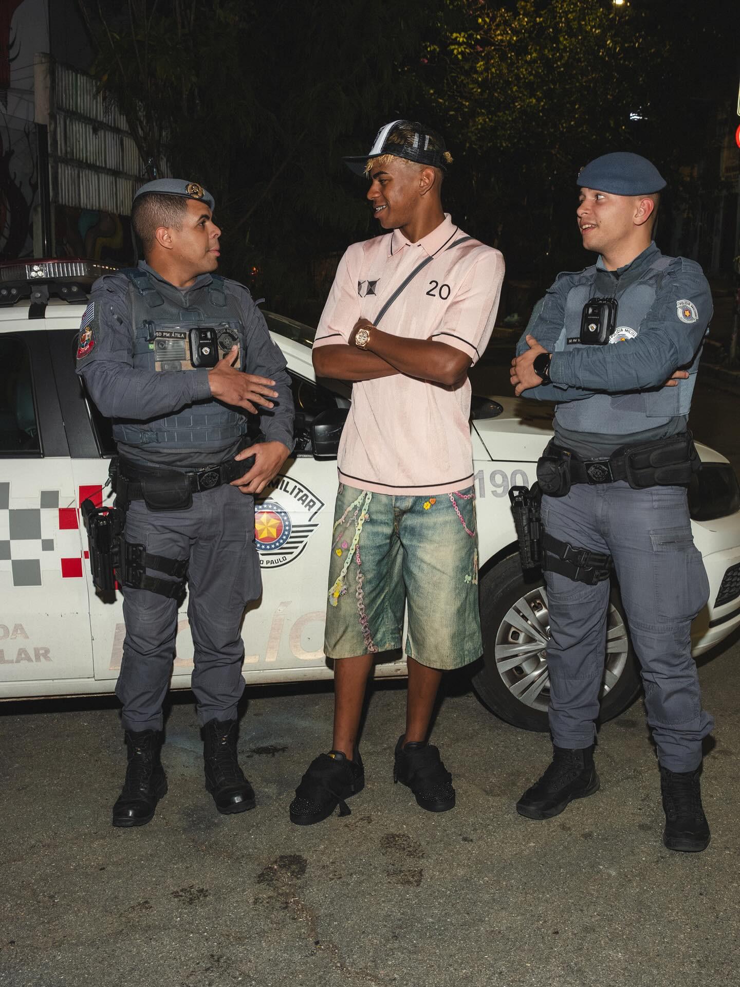 有情有义，阿诺德到若塔纪念碑前献上游戏手柄和手写卡片（阿诺德赴若塔纪念碑，敬献游戏手柄与手写卡片）