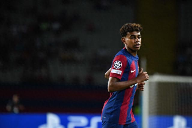 西甲半场：博耶点射破门，阿拉维斯暂1-0皇家社会（西甲半场战报：博耶点球命中，阿拉维斯1-0领先皇家社会）