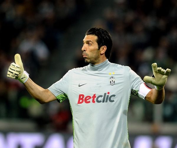 本菲卡2-0那不勒斯，里奥斯传射，巴雷罗破门（里奥斯传射、巴雷罗破门，本菲卡2-0战胜那不勒斯）