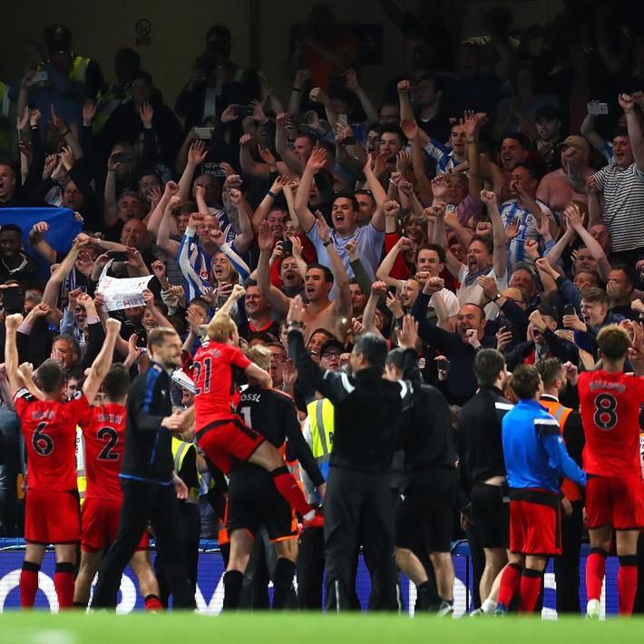 前锋关键时刻破门，球队士气高涨（射手临危建功，全队斗志被点燃）